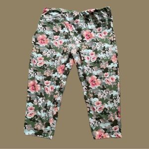 Terra & Sky Floral Camouflage Capri Leggings